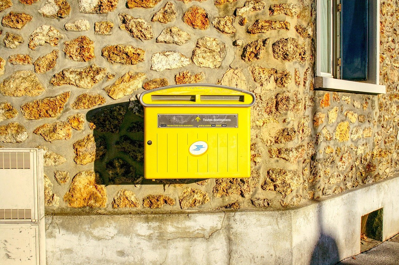 Diferencias entre envío urgente y paquete estándar en Correos